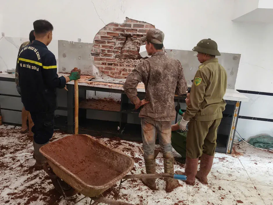 Mưa lớn kéo dài gây sạt lở, đất, đá tràn vào nhà dân ở Sơn La Mưa lớn kéo dài gây sạt lở, đất, đá tràn vào nhà dân ở Sơn La