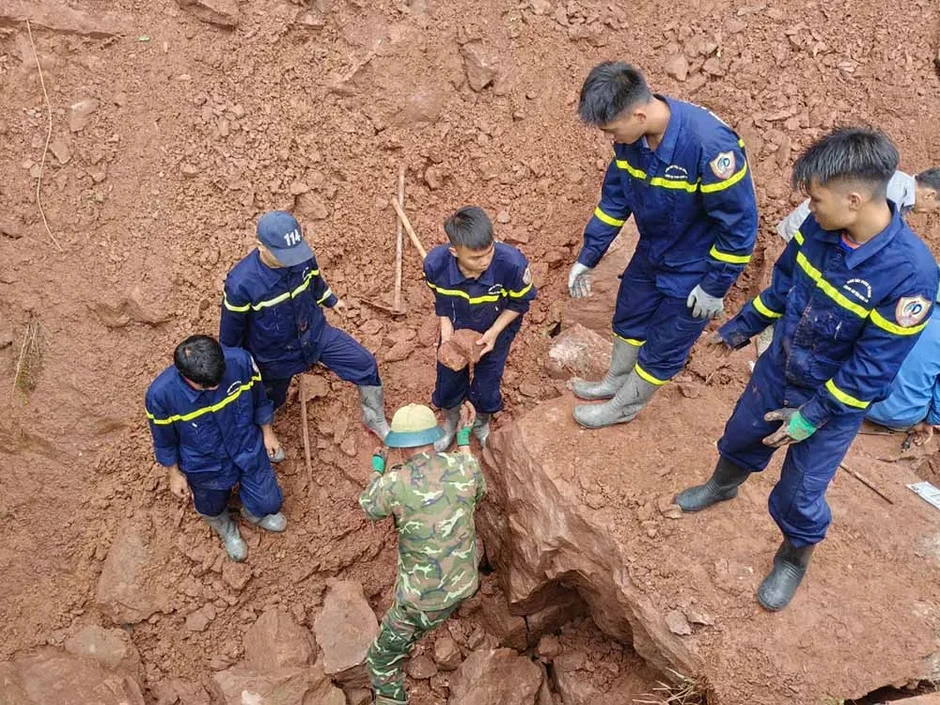 Mưa lớn kéo dài gây sạt lở, đất, đá tràn vào nhà dân ở Sơn La Mưa lớn kéo dài gây sạt lở, đất, đá tràn vào nhà dân ở Sơn La