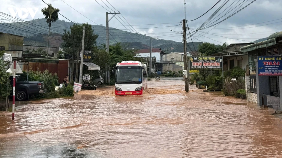 Mưa lớn kéo dài gây sạt lở đất, ngập đường cản trở giao thông ở Lâm Đồng Mưa lớn kéo dài gây sạt lở đất, ngập đường cản trở giao thông ở Lâm Đồng