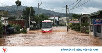 Mưa lớn kéo dài gây sạt lở đất, ngập đường cản trở giao thông ở Lâm Đồng