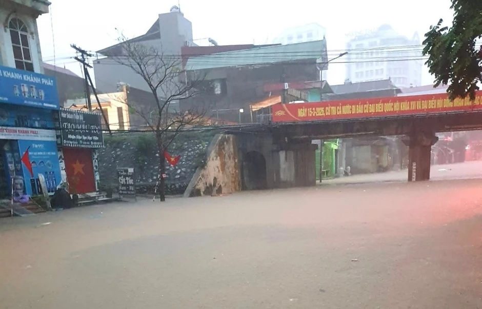 Mưa lớn kéo dài gây sạt lở, ngập úng nhiều nơi trên địa bàn tỉnh Lạng Sơn Mưa lớn kéo dài gây sạt lở, ngập úng nhiều nơi trên địa bàn tỉnh Lạng Sơn