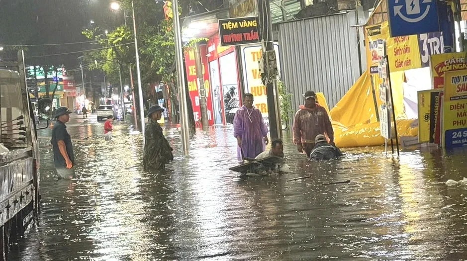 Mưa lớn kéo dài, hàng loạt tuyến đường ở Phú Quốc ngập nặng Mưa lớn kéo dài, hàng loạt tuyến đường ở Phú Quốc ngập nặng