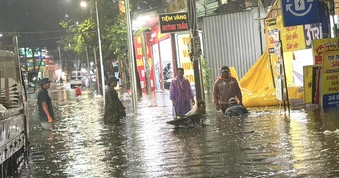 Mưa lớn kéo dài, hàng loạt tuyến đường ở Phú Quốc ngập nặng