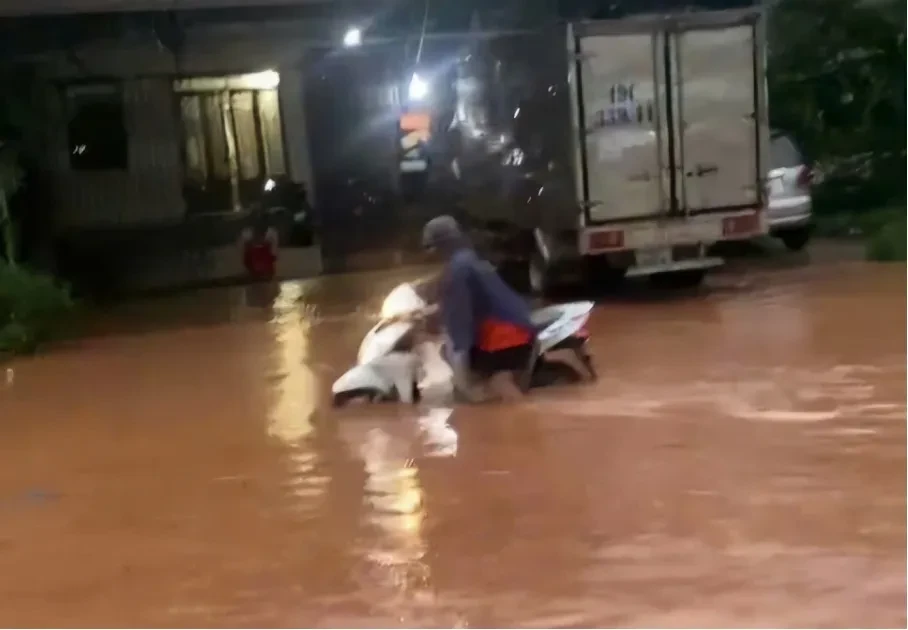 Mưa lớn kéo dài, Quốc lộ 55 ở Lâm Đồng chìm trong biển nước