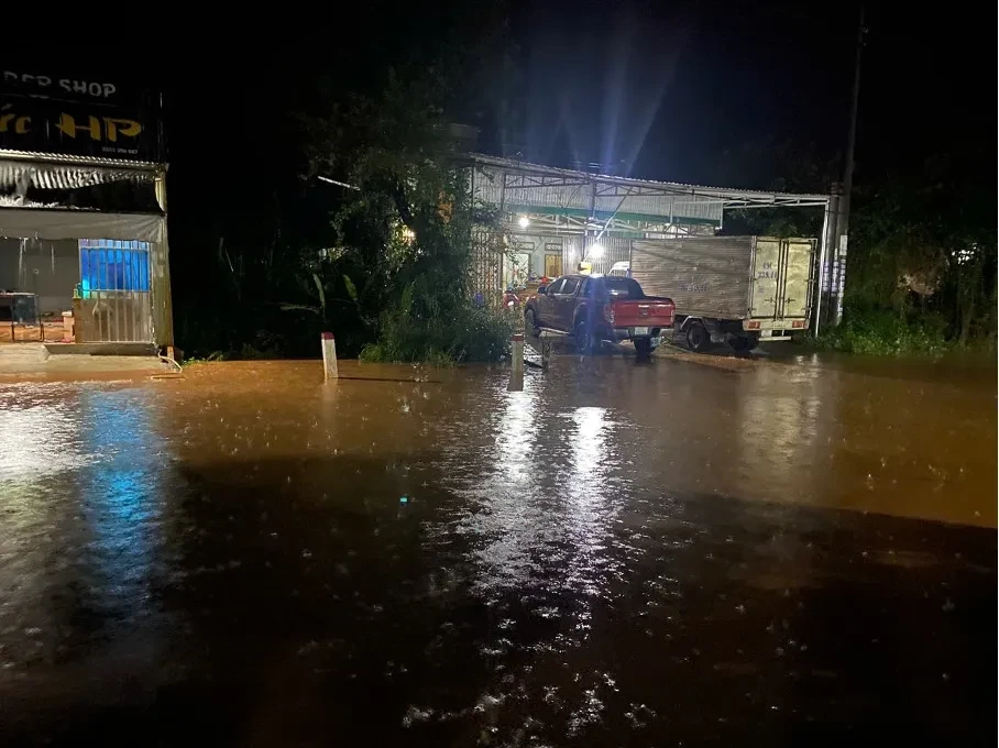 Mưa lớn kéo dài, Quốc lộ 55 ở Lâm Đồng chìm trong biển nước