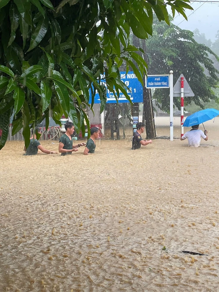 Mưa lớn kéo dài tại Lào Cai gây ngập úng và sạt lở Mưa lớn kéo dài tại Lào Cai gây ngập úng và sạt lở