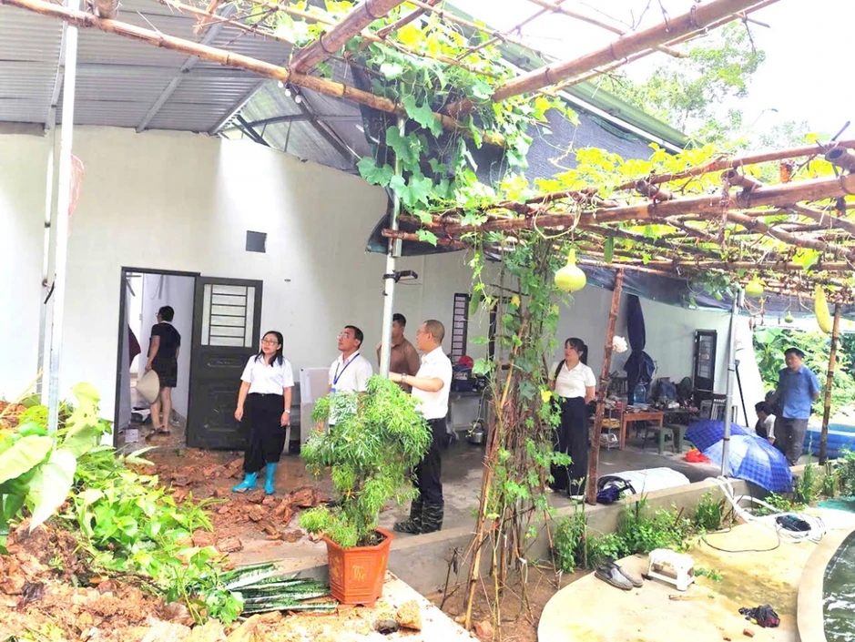 Mưa lớn kéo dài tại Lào Cai gây ngập úng và sạt lở Mưa lớn kéo dài tại Lào Cai gây ngập úng và sạt lở