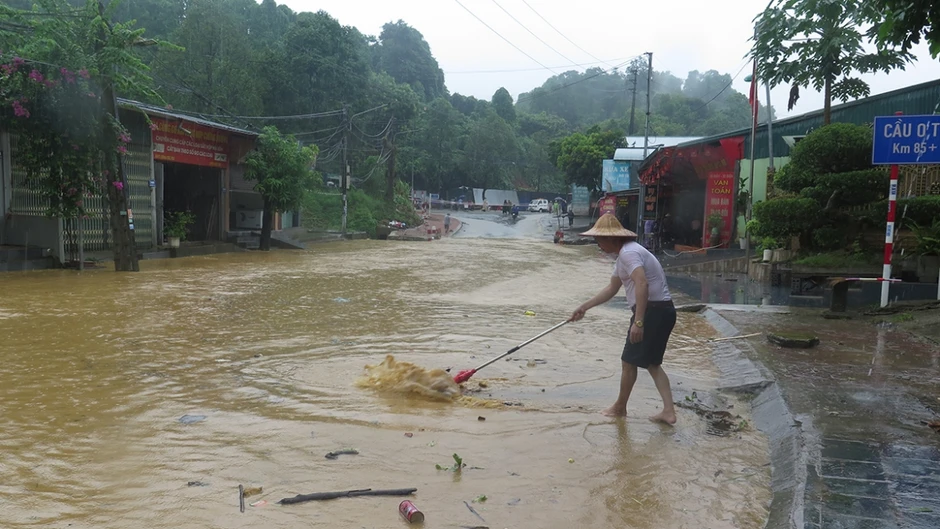 Mưa lớn kéo dài tại Lào Cai gây ngập úng và sạt lở Mưa lớn kéo dài tại Lào Cai gây ngập úng và sạt lở