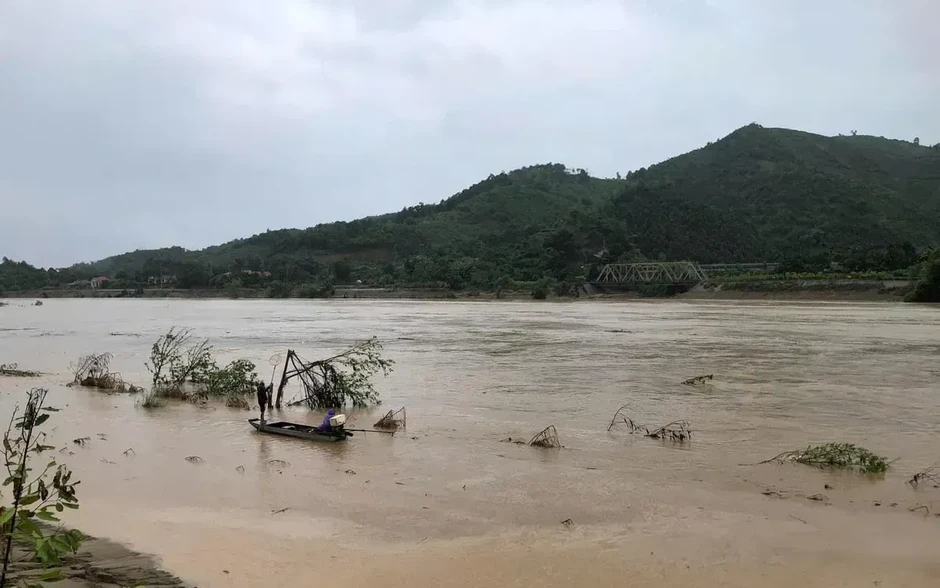 Mưa lớn, lũ trên sông Hồng tiếp tục lên, Lào Cai khẩn trương di dời dân Mưa lớn, lũ trên sông Hồng tiếp tục lên, Lào Cai khẩn trương di dời dân
