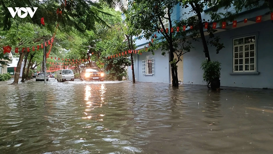 Mưa lớn lúc rạng sáng, nhiều tuyến đường ở Hải Phòng ngập 20-50cm Mưa lớn lúc rạng sáng, nhiều tuyến đường ở Hải Phòng ngập 20-50cm