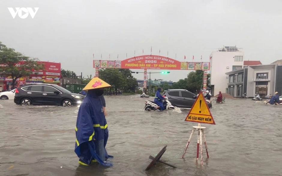 Mưa lớn lúc rạng sáng, nhiều tuyến đường ở Hải Phòng ngập 20-50cm Mưa lớn lúc rạng sáng, nhiều tuyến đường ở Hải Phòng ngập 20-50cm