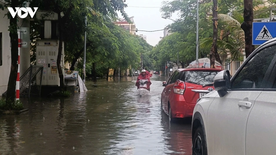 Mưa lớn lúc rạng sáng, nhiều tuyến đường ở Hải Phòng ngập 20-50cm Mưa lớn lúc rạng sáng, nhiều tuyến đường ở Hải Phòng ngập 20-50cm
