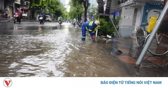 Mưa lớn lúc rạng sáng, nhiều tuyến đường ở Hải Phòng ngập 20-50cm