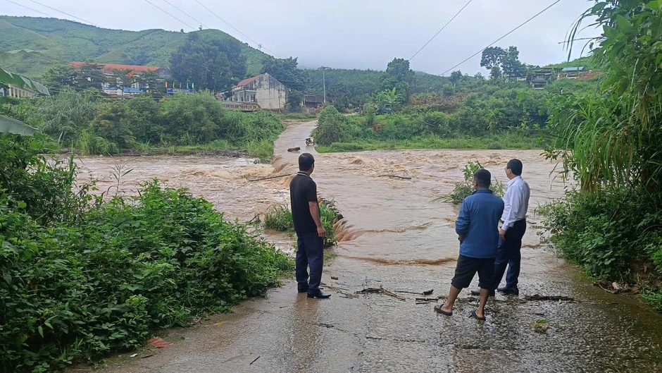 Mưa lớn 'nhấn chìm' cầu tràn ở Quảng Ngãi, 283 hộ dân bị chia cắt Mưa lớn 'nhấn chìm' cầu tràn ở Quảng Ngãi, 283 hộ dân bị chia cắt