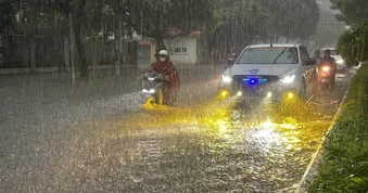 Mưa lớn, nhiều tuyến đường ở Đồng Nai ngập sâu