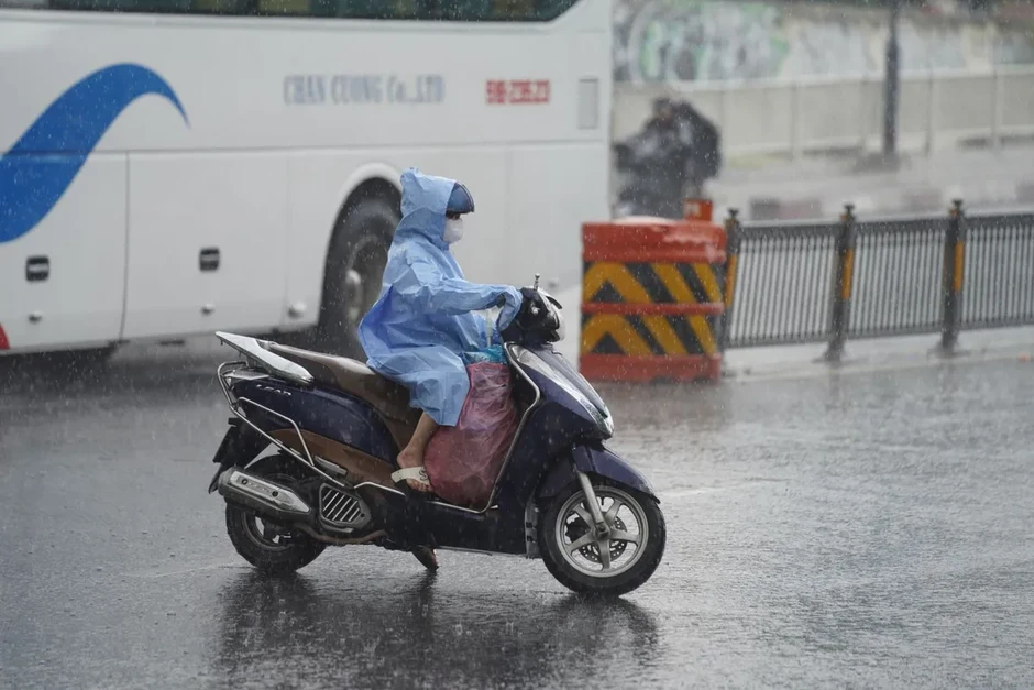 Mưa lớn ở Nam Bộ, từ Gia Lai đến Khánh Hòa, nguy cơ lốc, sét, mưa đá