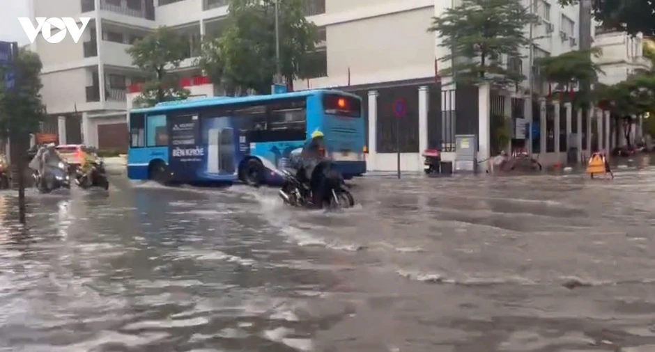 Mưa lớn, phố ngập khiến người dân vất vả di chuyển giờ tan tầm ở Hà Nội Mưa lớn, phố ngập khiến người dân vất vả di chuyển giờ tan tầm ở Hà Nội