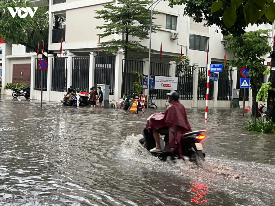 Mưa lớn, phố ngập khiến người dân vất vả di chuyển giờ tan tầm ở Hà Nội Mưa lớn, phố ngập khiến người dân vất vả di chuyển giờ tan tầm ở Hà Nội