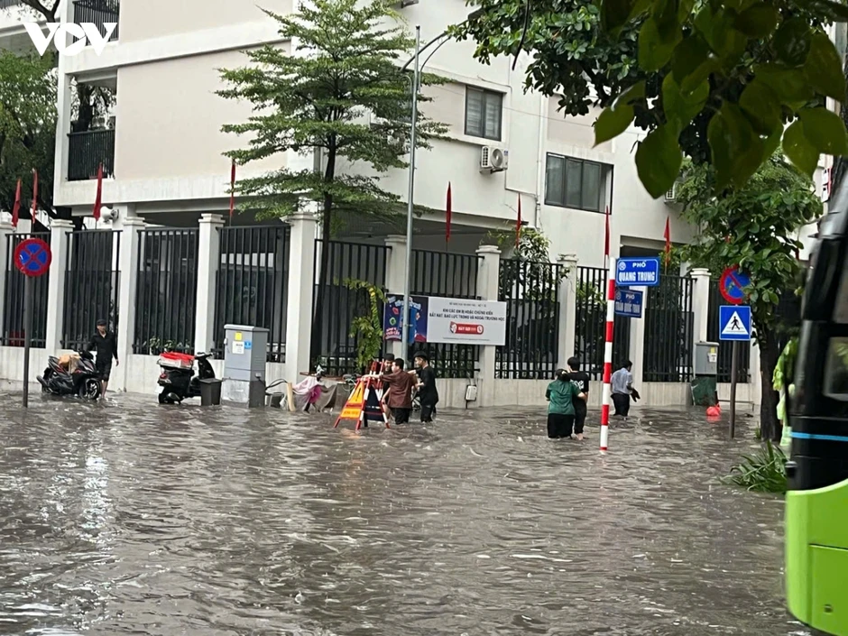 Mưa lớn, phố ngập khiến người dân vất vả di chuyển giờ tan tầm ở Hà Nội Mưa lớn, phố ngập khiến người dân vất vả di chuyển giờ tan tầm ở Hà Nội