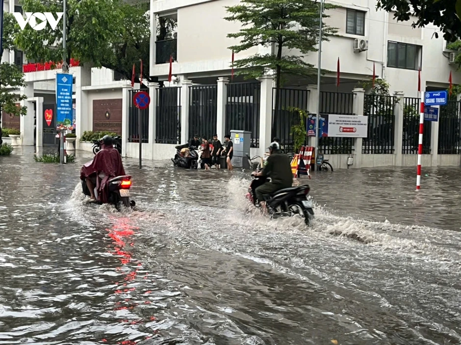Mưa lớn, phố ngập khiến người dân vất vả di chuyển giờ tan tầm ở Hà Nội Mưa lớn, phố ngập khiến người dân vất vả di chuyển giờ tan tầm ở Hà Nội