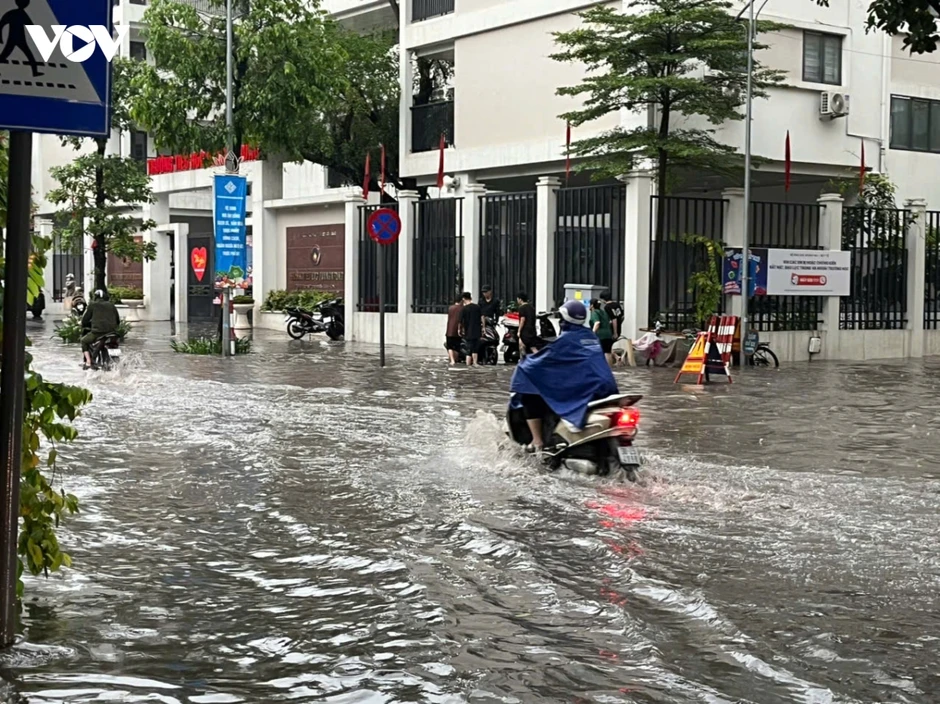 Mưa lớn, phố ngập khiến người dân vất vả di chuyển giờ tan tầm ở Hà Nội Mưa lớn, phố ngập khiến người dân vất vả di chuyển giờ tan tầm ở Hà Nội