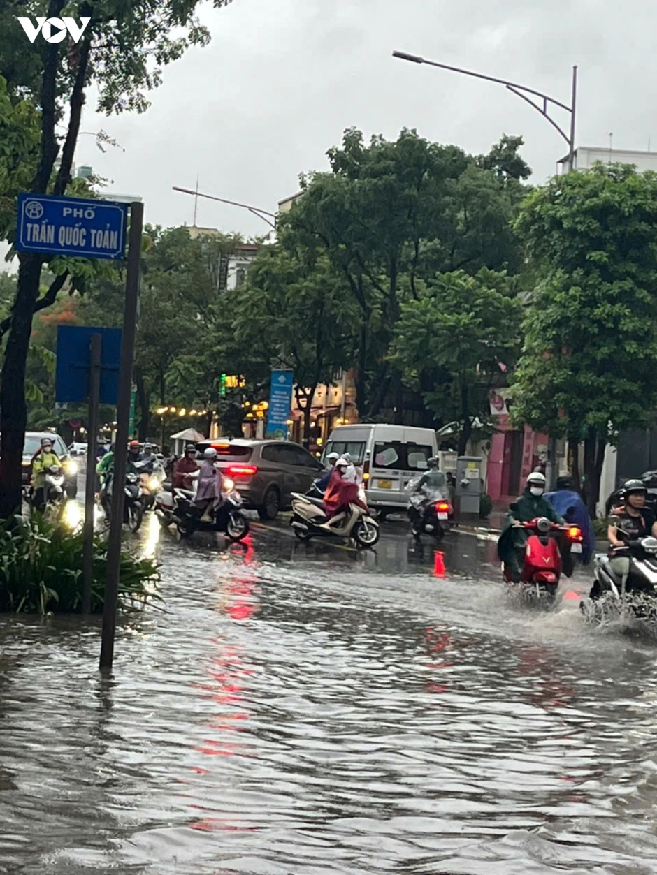 Mưa lớn, phố ngập khiến người dân vất vả di chuyển giờ tan tầm ở Hà Nội Mưa lớn, phố ngập khiến người dân vất vả di chuyển giờ tan tầm ở Hà Nội
