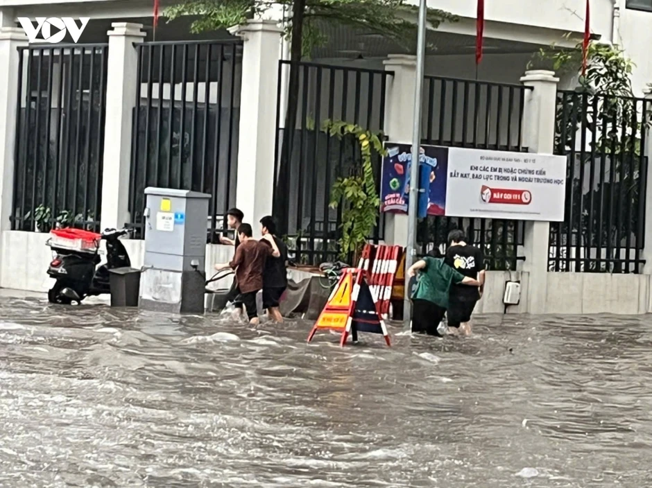 Mưa lớn, phố ngập khiến người dân vất vả di chuyển giờ tan tầm ở Hà Nội Mưa lớn, phố ngập khiến người dân vất vả di chuyển giờ tan tầm ở Hà Nội
