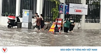 Mưa lớn, phố ngập khiến người dân vất vả di chuyển giờ tan tầm ở Hà Nội