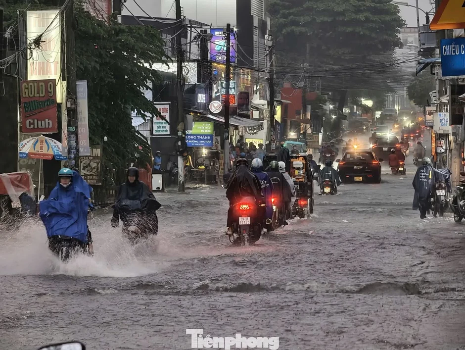 Mưa lớn quay lại Nam Bộ, miền Trung Mưa lớn quay lại Nam Bộ, miền Trung