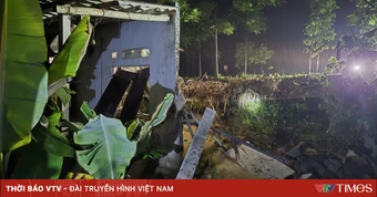 Mưa lớn trên 100 mm khiến tường chắn trên sườn đồi ở Hà Nội đổ sập