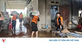 Mưa lũ Cao Bằng: Mực nước sông dâng cao, nhiều hộ dân phải di dời tài sản