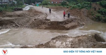 Mưa lũ cuốn trôi cầu tạm ở xã miền núi Trà Liên (TP. Đà Nẵng)
