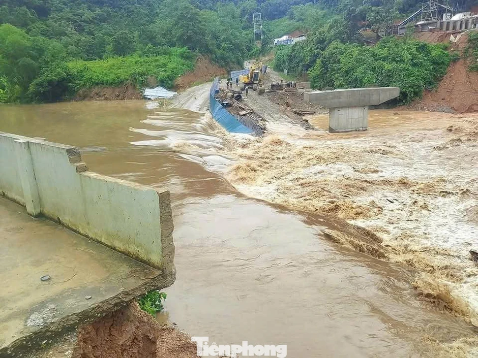 Mưa lũ gây ngập nặng, chia cắt nhiều khu vực ở Nghệ An và Thanh Hóa Mưa lũ gây ngập nặng, chia cắt nhiều khu vực ở Nghệ An và Thanh Hóa