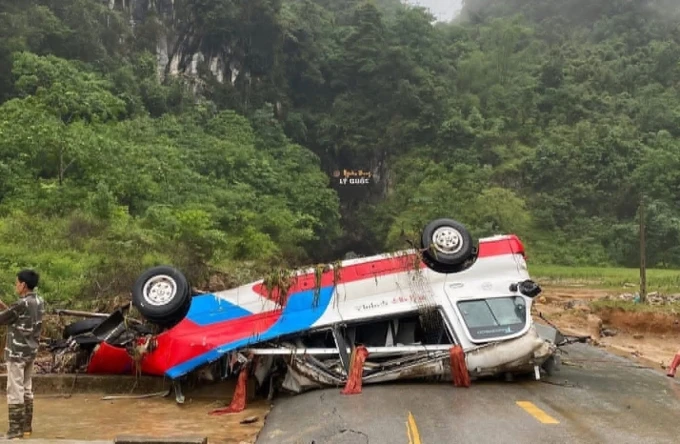 Mưa lũ ở Cao Bằng: Xe khách bị "vò" nát, cuốn trôi gần 100m; hàng trăm ngôi nhà ngập sâu