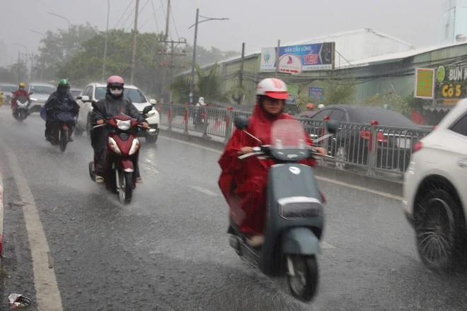 Mưa trái mùa bất ngờ trút xuống TP HCM, trời tối sầm giữa chiều Mưa trái mùa bất ngờ trút xuống TP HCM, trời tối sầm giữa chiều