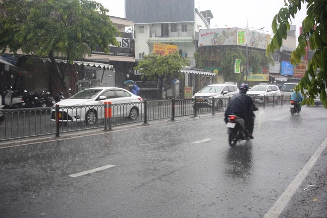 Mưa trái mùa bất ngờ trút xuống TP HCM, trời tối sầm giữa chiều Mưa trái mùa bất ngờ trút xuống TP HCM, trời tối sầm giữa chiều
