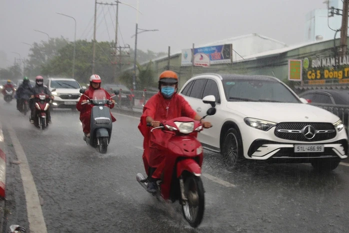 Mưa trái mùa bất ngờ trút xuống TP HCM, trời tối sầm giữa chiều Mưa trái mùa bất ngờ trút xuống TP HCM, trời tối sầm giữa chiều