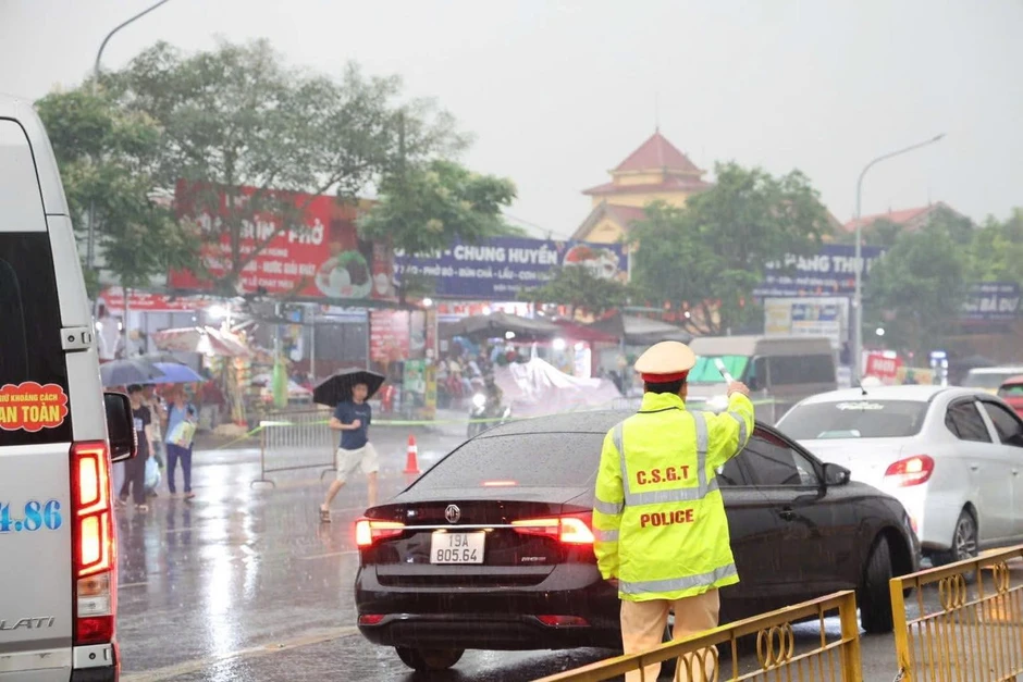Mưa trắng trời Đền Hùng, biển người và xe vẫn ùn ùn đổ về trẩy hội sớm cả một tuần! Mưa trắng trời Đền Hùng, biển người và xe vẫn ùn ùn đổ về trẩy hội sớm cả một tuần!