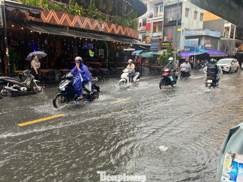 Mưa 'vàng' giải nhiệt gây ngập trên phố đi bộ ở trung tâm TPHCM Mưa 'vàng' giải nhiệt gây ngập trên phố đi bộ ở trung tâm TPHCM