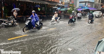 Mưa 'vàng' giải nhiệt gây ngập trên phố đi bộ ở trung tâm TPHCM