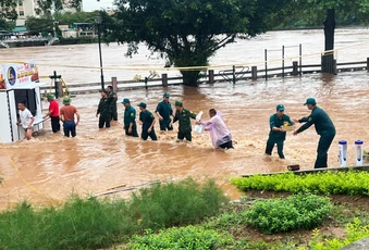 Mưa xối xả nhiều giờ, Quảng Ninh và Lai Châu đối mặt nguy cơ lũ quét