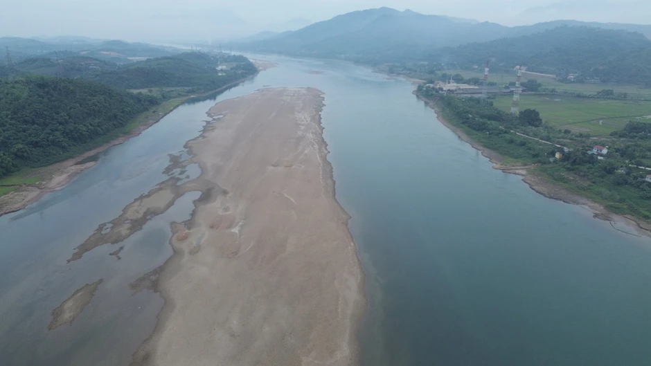 Mực nước sông Đà xuống thấp, lộ trụ cầu