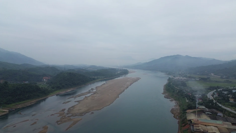 Mực nước sông Đà xuống thấp, lộ trụ cầu