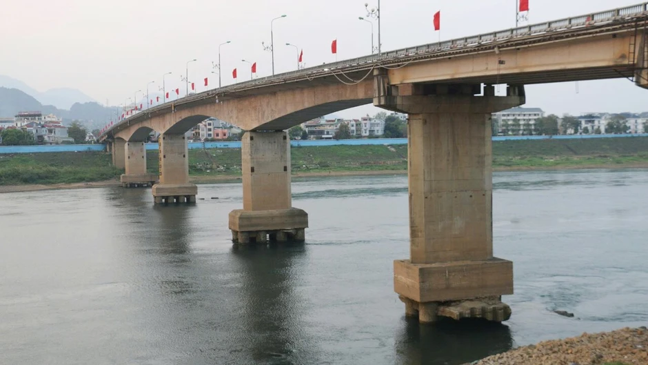 Mực nước sông Đà xuống thấp, lộ trụ cầu
