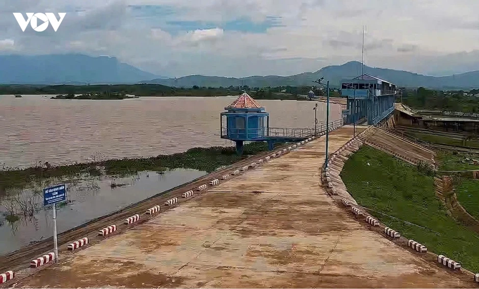 Mực nước tăng nhanh, hồ Ba Bàu ở Lâm Đồng xả lũ khẩn cấp