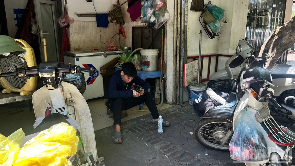 Muôn kiểu tránh nắng của người dân Thủ đô Muôn kiểu tránh nắng của người dân Thủ đô