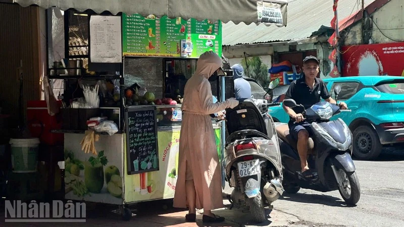 Muôn kiểu tránh nắng của người dân Thủ đô Muôn kiểu tránh nắng của người dân Thủ đô