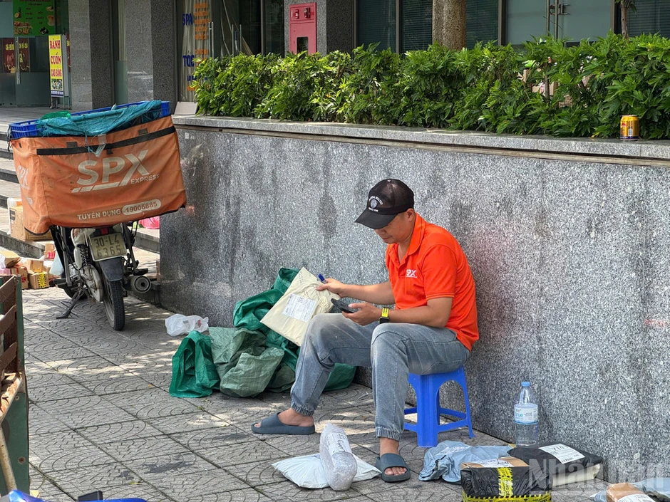 Muôn kiểu tránh nắng của người dân Thủ đô Muôn kiểu tránh nắng của người dân Thủ đô
