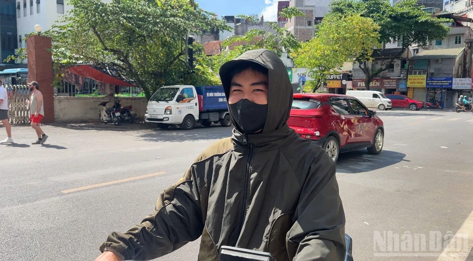 Muôn kiểu tránh nắng của người dân Thủ đô Muôn kiểu tránh nắng của người dân Thủ đô