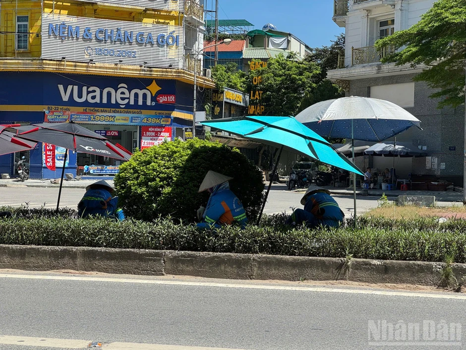 Muôn kiểu tránh nắng của người dân Thủ đô Muôn kiểu tránh nắng của người dân Thủ đô